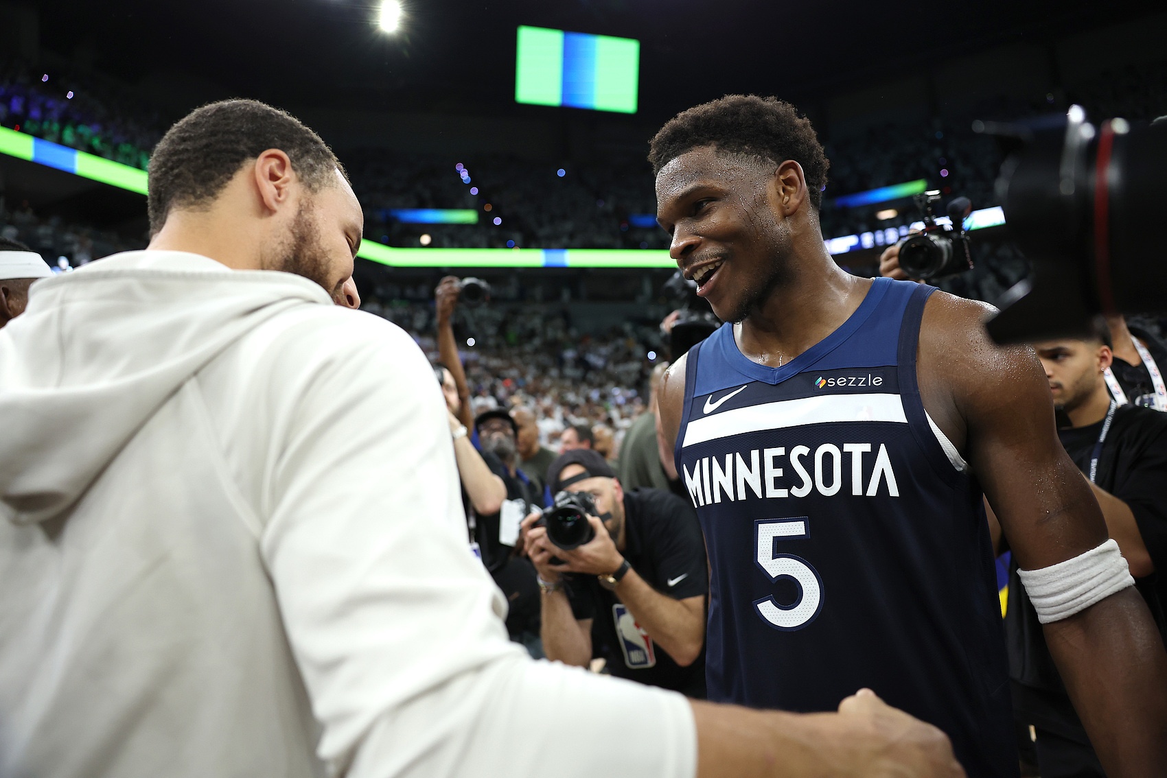 足球新闻-爱德华兹：库里是我兄弟&amp;我爱他的一切 他是最伟大控卫 不太懂rap